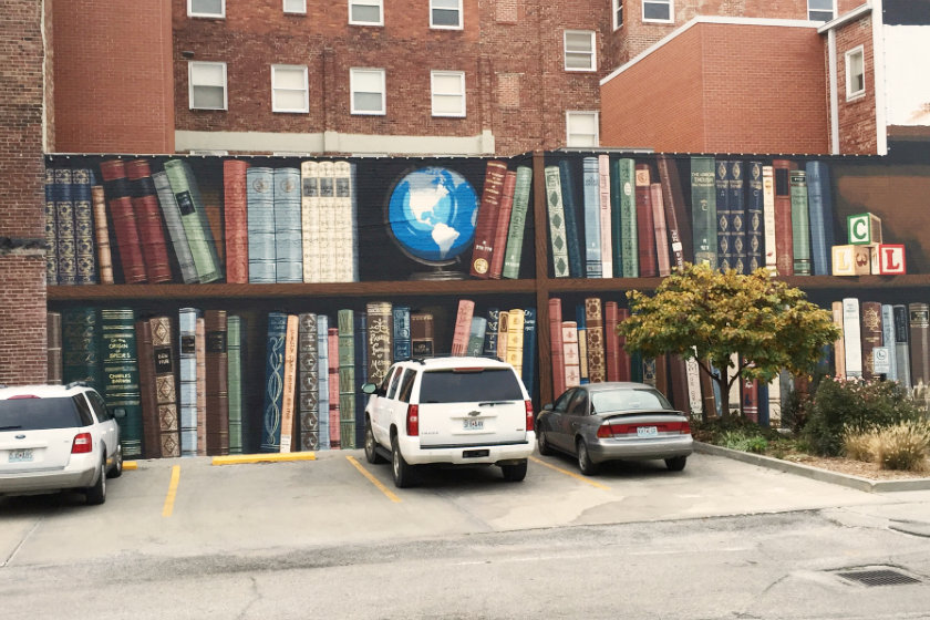 A mural by Kelly Polling on the Savannah library