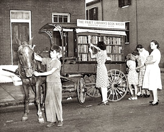 The first book wagon of Enoch Pratt Free Library 1943